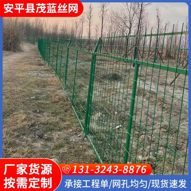 铁路防护栅栏 光伏电站框架护栏网 草绿色摊位车位隔断 带框折弯护栏