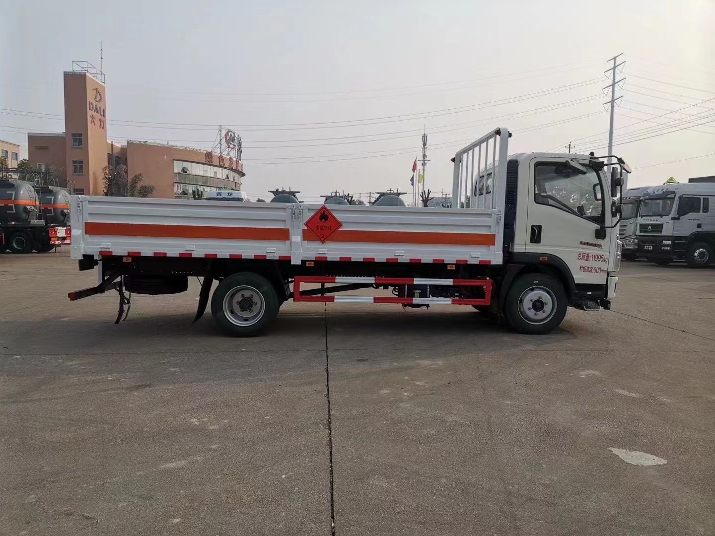 Heavy truck Haowocang rail type cylinder transport vehicle distributes dangerous trucks such as oxygen, nitrogen, argon, LNG Cryogenic storage dewar bottles