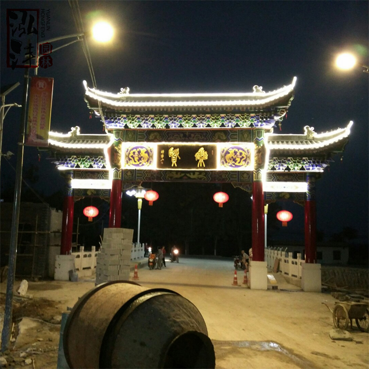 The cement archway at the entrance of Hongfeng Village was painted in Ming and Qing Dynasties. The three gates of the ancient memorial archway are beautiful