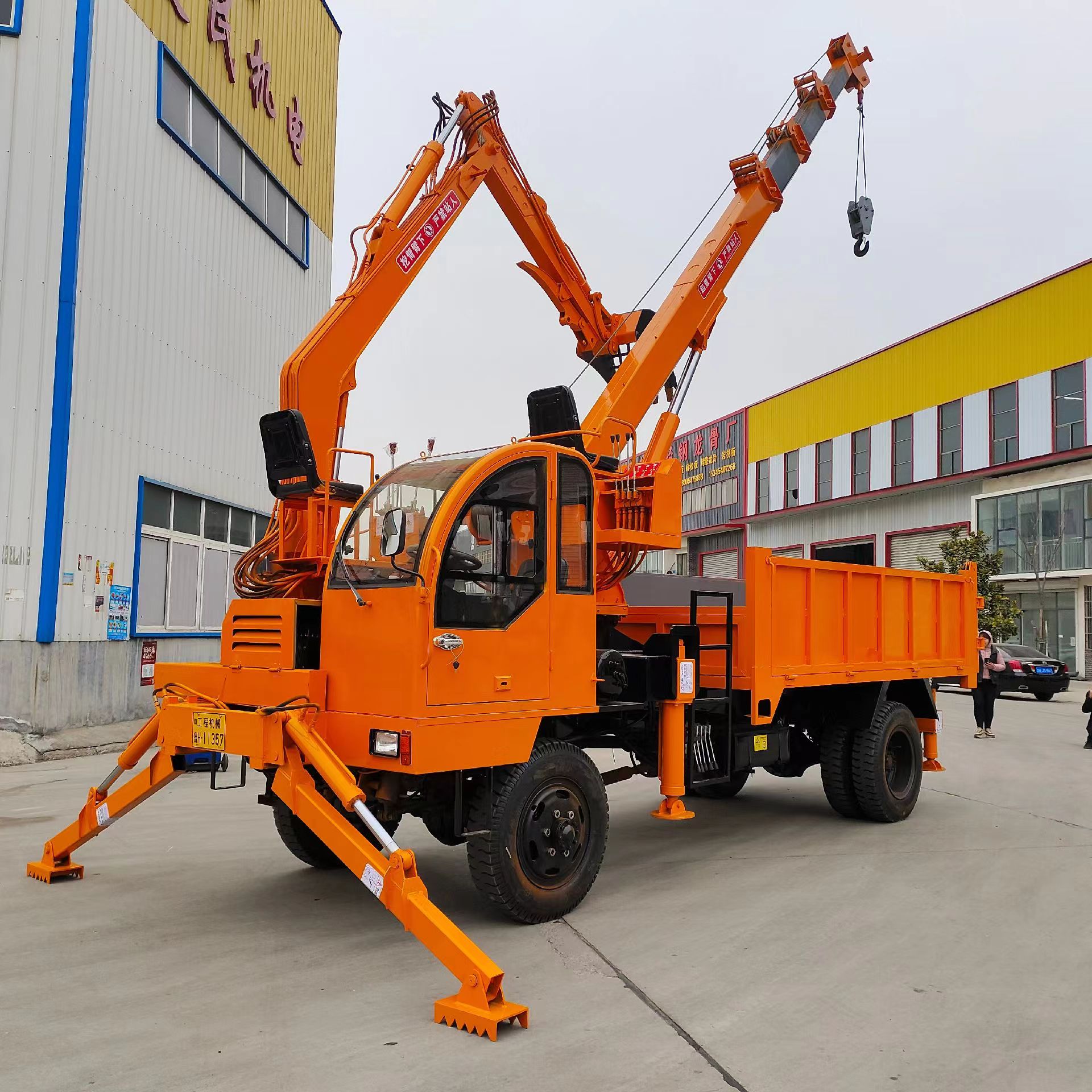 Hanging and digging all-in-one machine, unlike wheeled agricultural four-wheel drive, can be used for hanging, digging, grabbing, and moving trees in gardens. The crane is used for burials and funerals