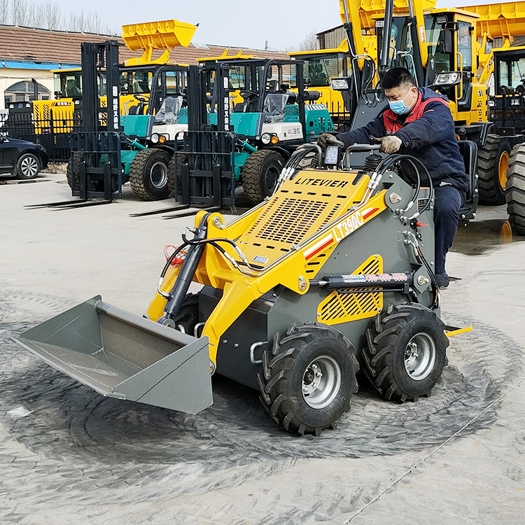 The video picture of the installation of the Snowplow on the small sliding forklift of Zhongshou Heavy Industry Co., Ltd. supports the customized manufacturer