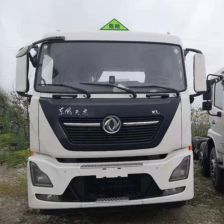 Dongfeng Tianlong, a dangerous truck with four front and eight rear gas cylinders, can carry 19 tons in a movable warehouse on National VI