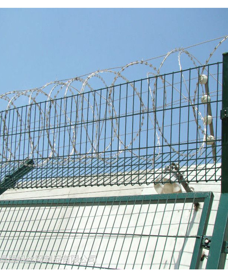 Hengding galvanized barbed wire mesh, plum blossom barbed sheet steel mesh wall, airport protective fence can be customized