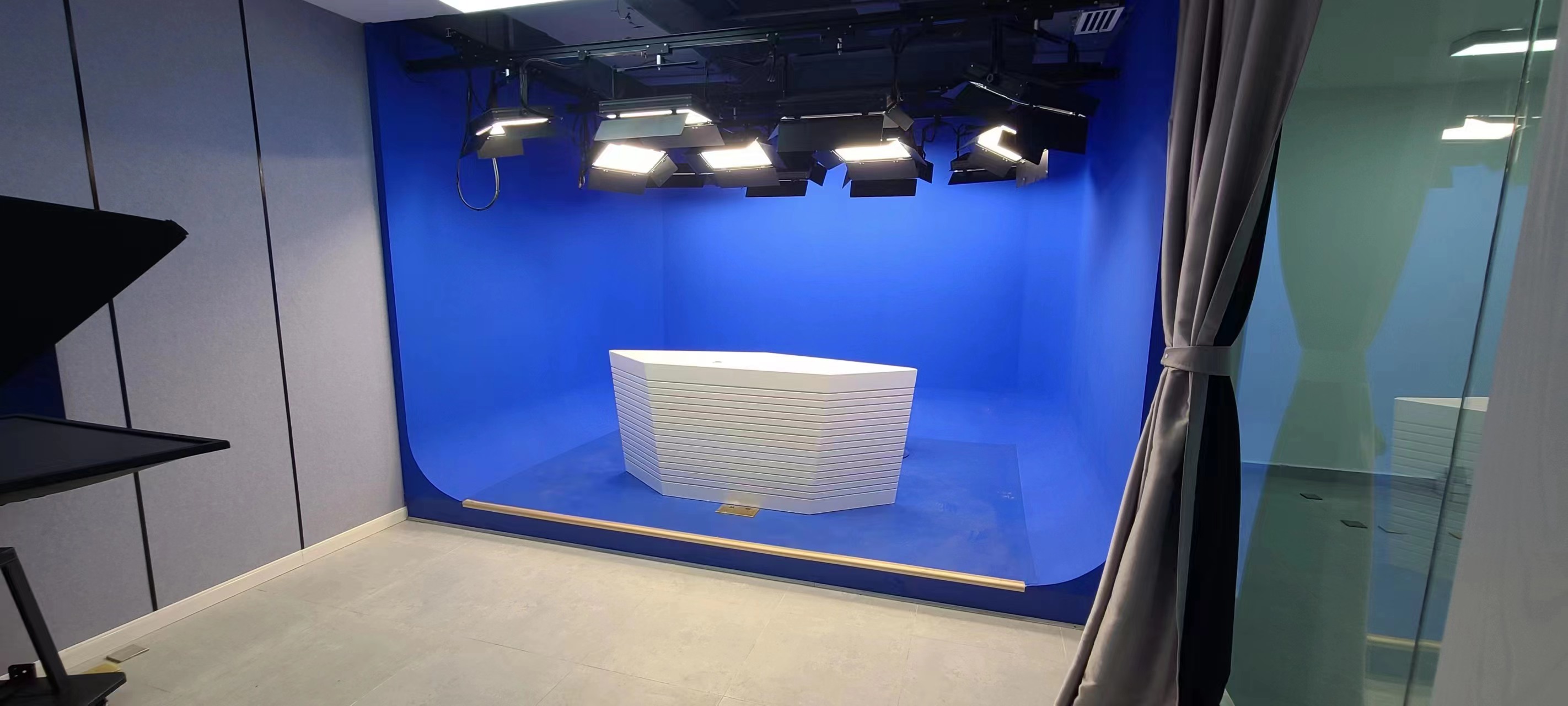 Construction of Virtual Studio for Campus TV Station: Camera Blue Box and Three Primary Colors of Light