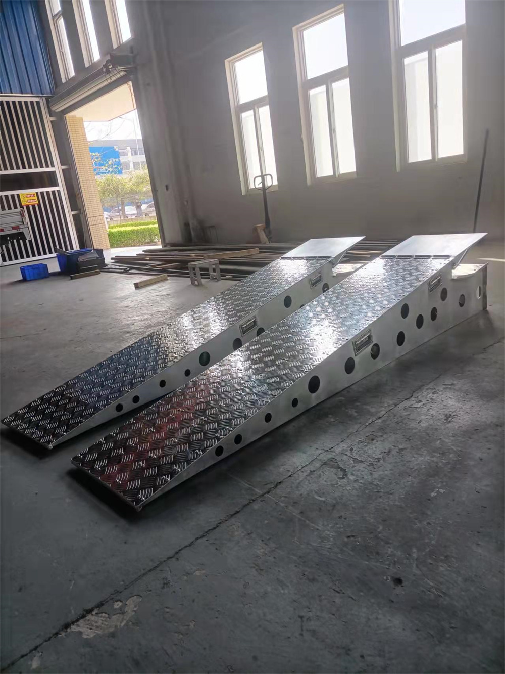 Yunhong is a high-quality supplier of welding, production and processing manufacturers for aluminum alloy extended toe boards and other shaped parts