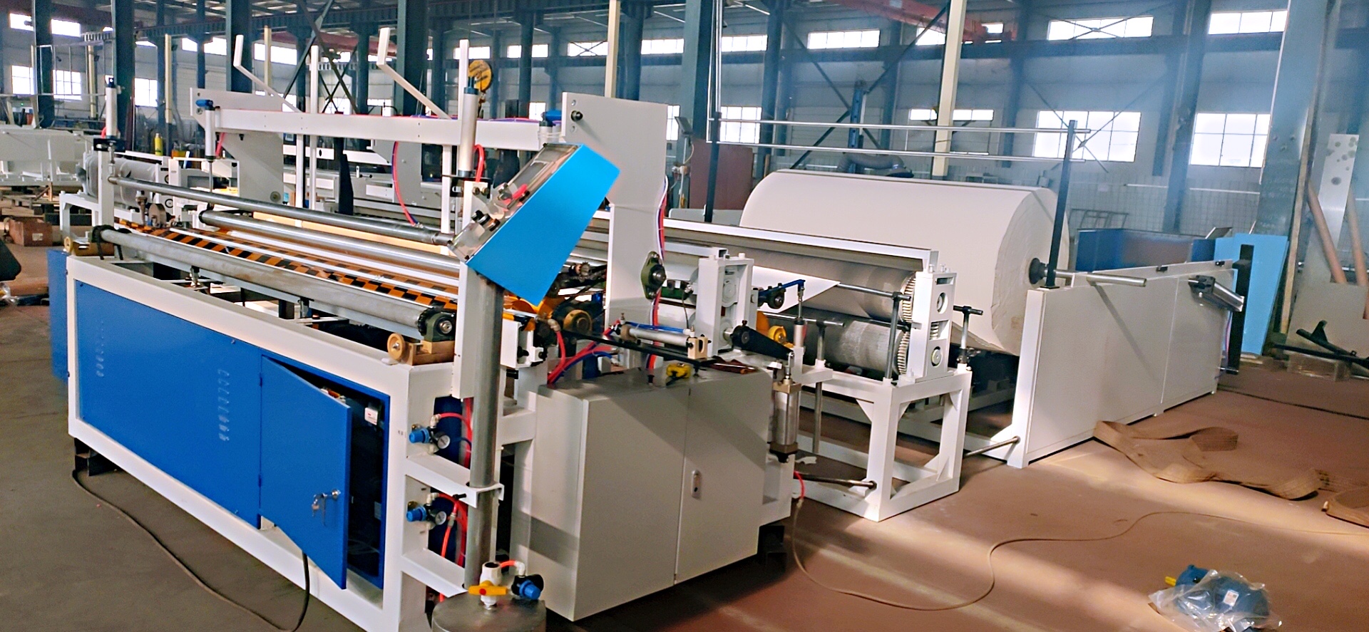 Guangmao Machinery 1880 Small Automatic Rewinding Machine with a daily production capacity of two tons of household paper automatic cutting and packaging