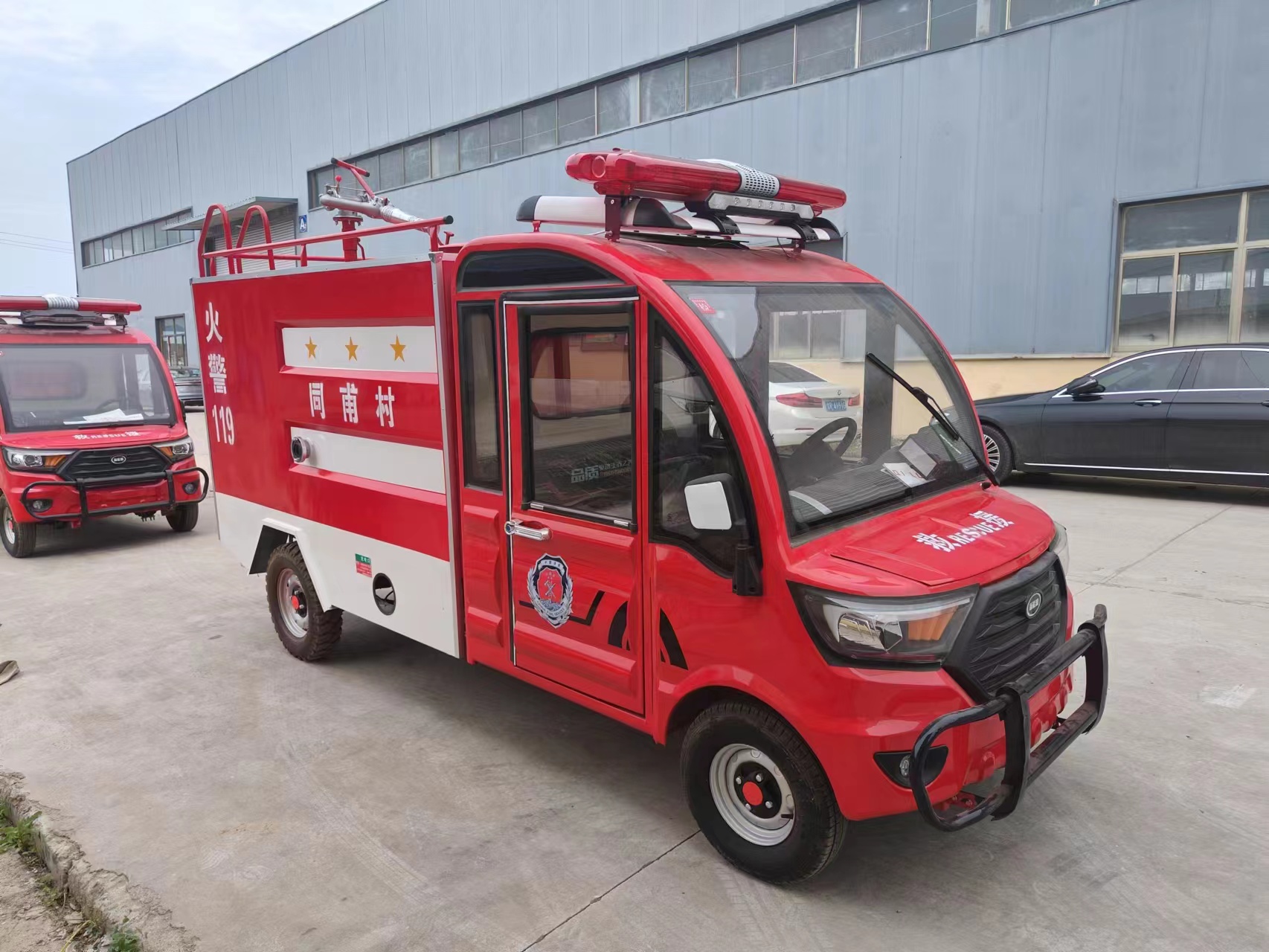 Electric four-wheel fire truck, community fire patrol vehicle, water cannon with a range of 30 meters, equipped with a mobile fire pump