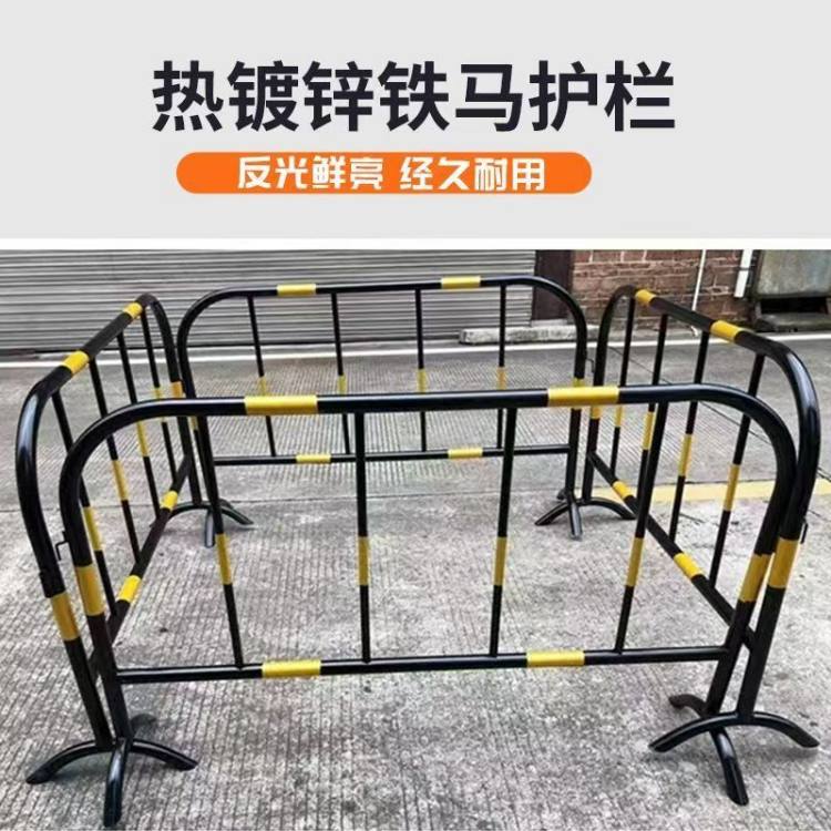 德普白红铁马护栏 马路临时分流铁 马 移动式隔离护 栏