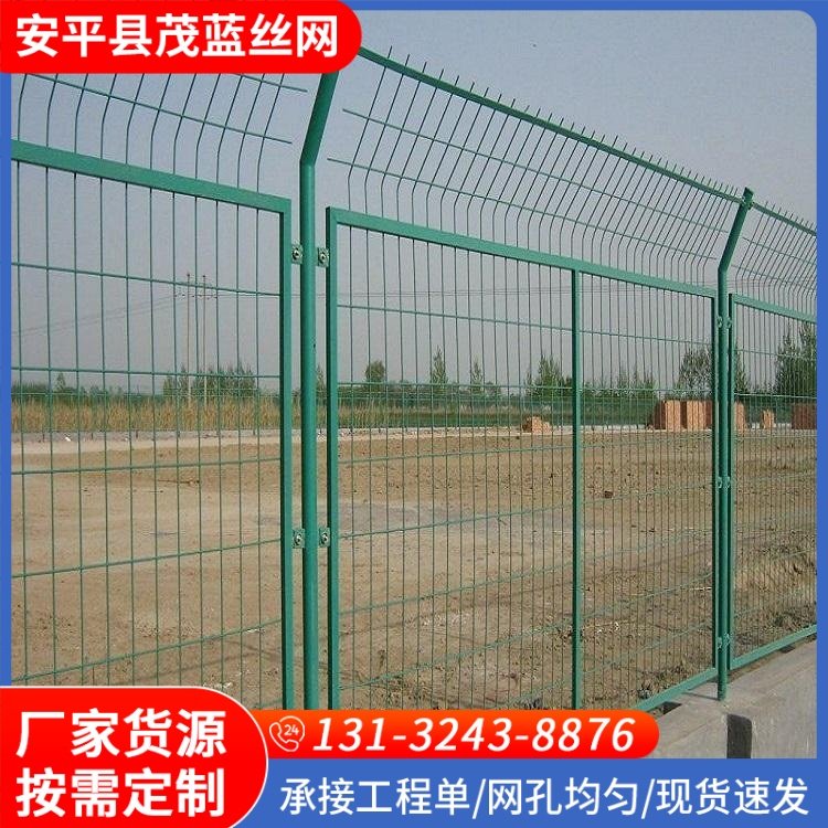 铁路防护栅栏 光伏电站框架护栏网 草绿色摊位车位隔断 带框折弯护栏