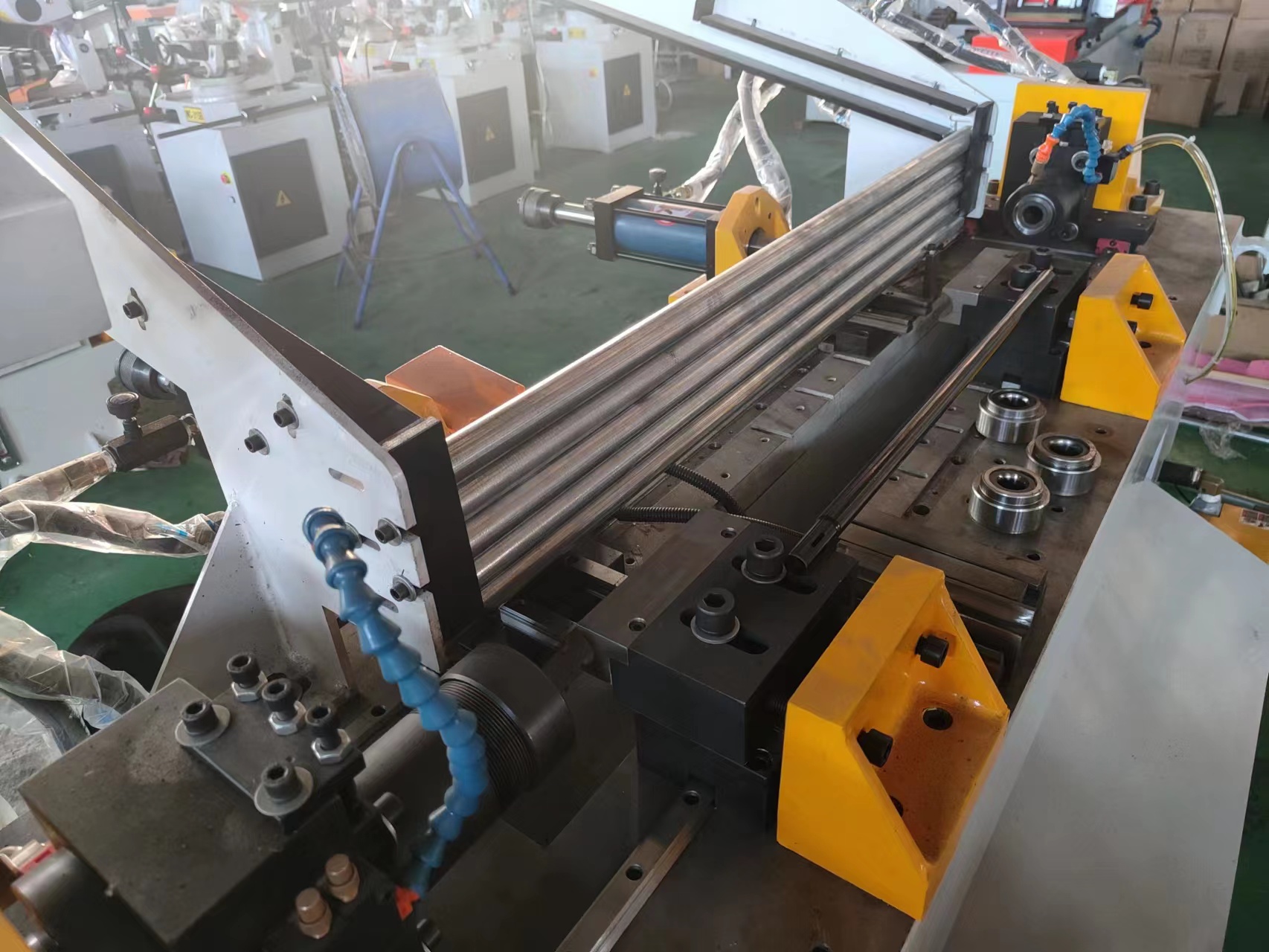 Hydraulic single head automatic loading and unloading of stainless steel metal pipe end forming machine for expanding the pier head of the pipe shrinking machine