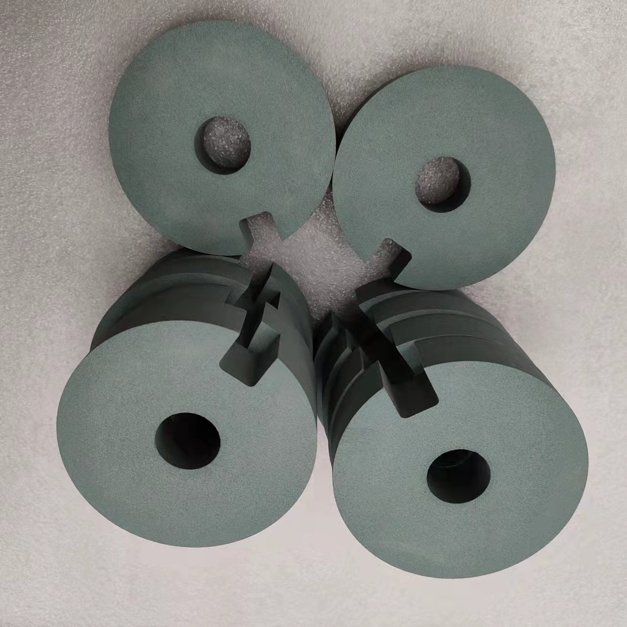 Metal grinding wheel dressing with slotted grinding wheels, cutting edge grinding discs, special tools for grinding fine-grained formed wheels