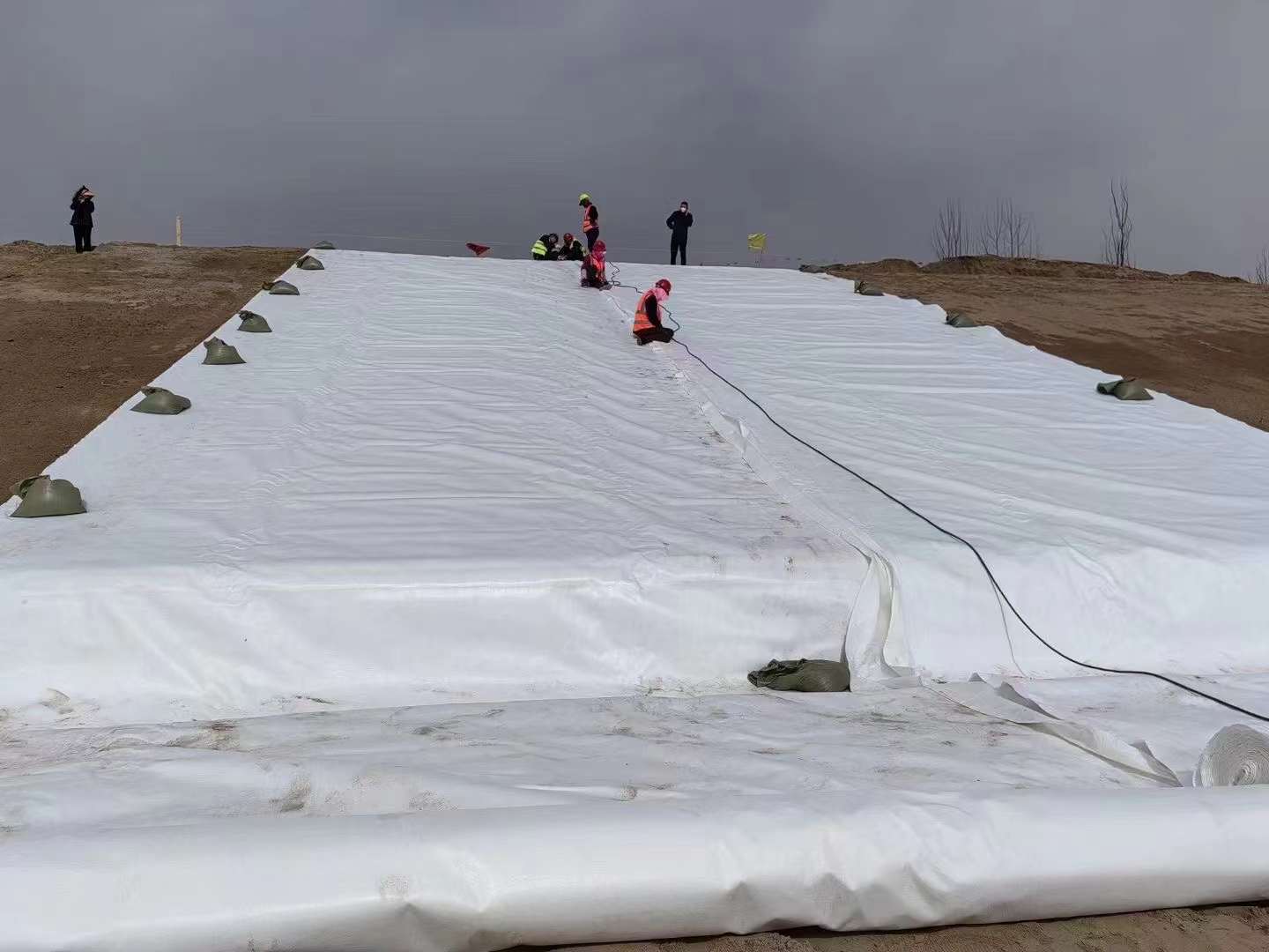 Filament composite geotextile membrane artificial lake reservoir composite membrane, two cloth, one film, one cloth, one film Yingyue