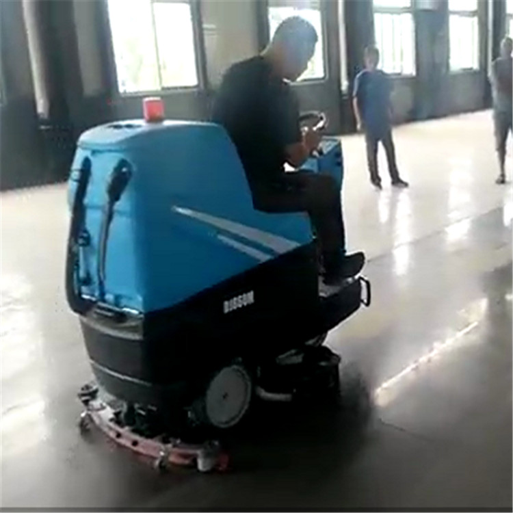 Driving type fully automatic floor washer, ceramic tile floor, waiting hall cleaning tool