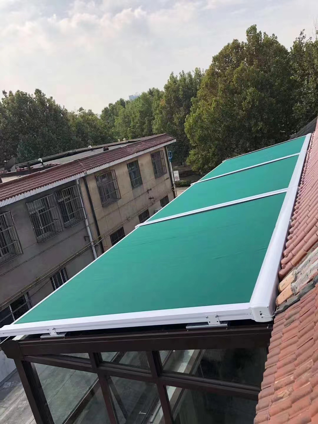 Yuntengyt-90 Commercial Sunlight Room Electric Telescopic Glass Roof Insulation Curtain