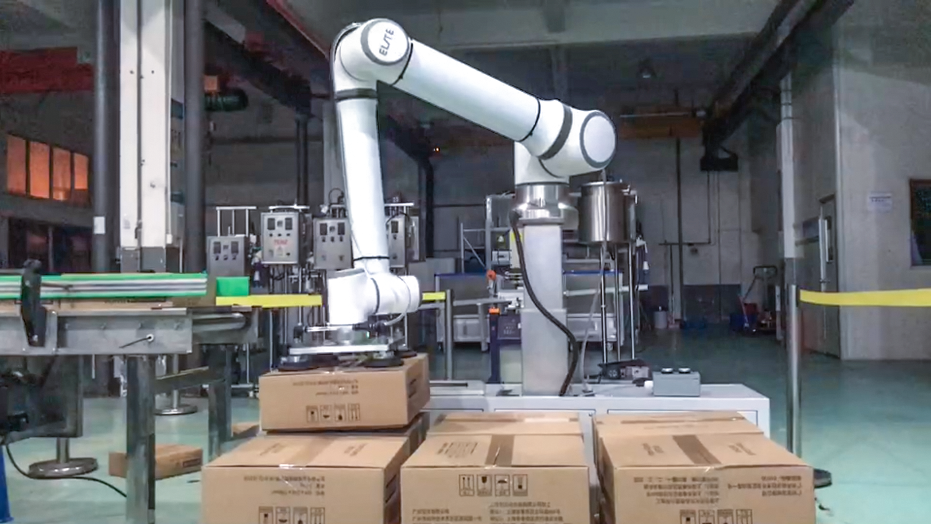 6-axis small robot with a load of 6kg, 3C electronic hardware processing, automatic loading and unloading, and integrated movement with a silo