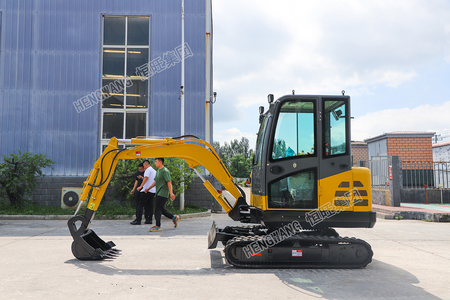 Small excavator used in breeding farms for agricultural orchard greenhouse engineering, multifunctional excavator for digging pipeline trenches and breaking