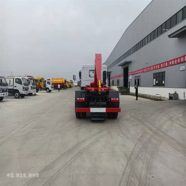 Dongfeng Xiaobawang 3-way hook arm garbage truck with blue card can enter the underground warehouse, and one car can be equipped with multiple boxes