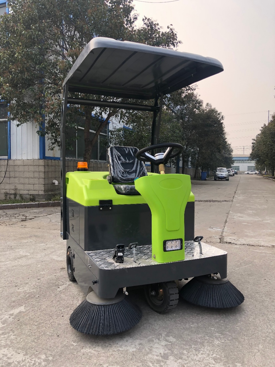 The 1450 type sweeping machine can be optionally equipped with a roof and semi enclosed sweeping vehicle. The manufacturer has a professional after-sales warranty of one year