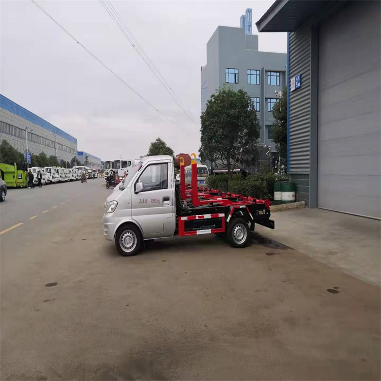 Dongfeng Xiaokang 3-way carriage detachable hook arm garbage truck with blue license plate can enter the underground garage, with one vehicle equipped with multiple containers