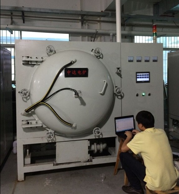 The appearance of the vacuum furnace is simple, atmospheric, and thickened. The furnace body is sturdy and durable, and the furnace liner is not rusty