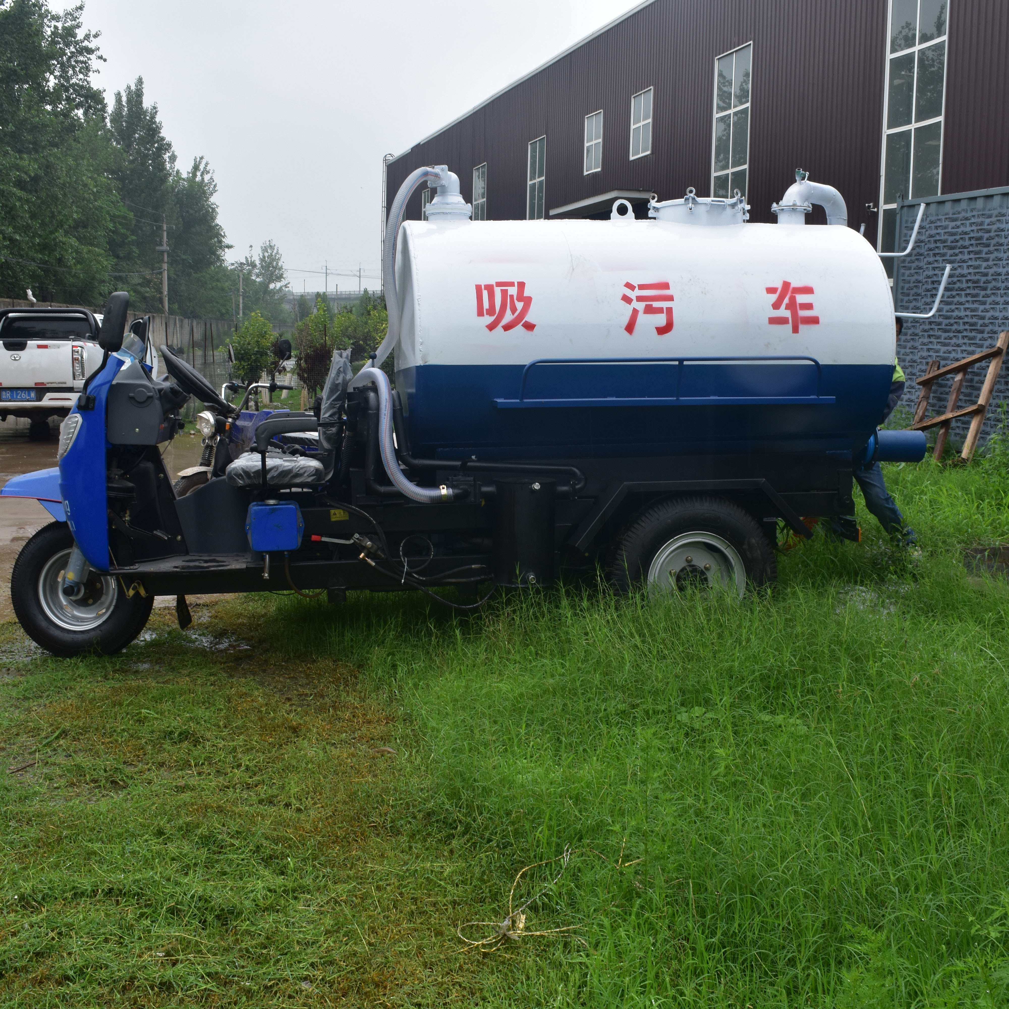 Full automatic self-priming and self draining septic truck for rural toilet Septic tank and breeding farm