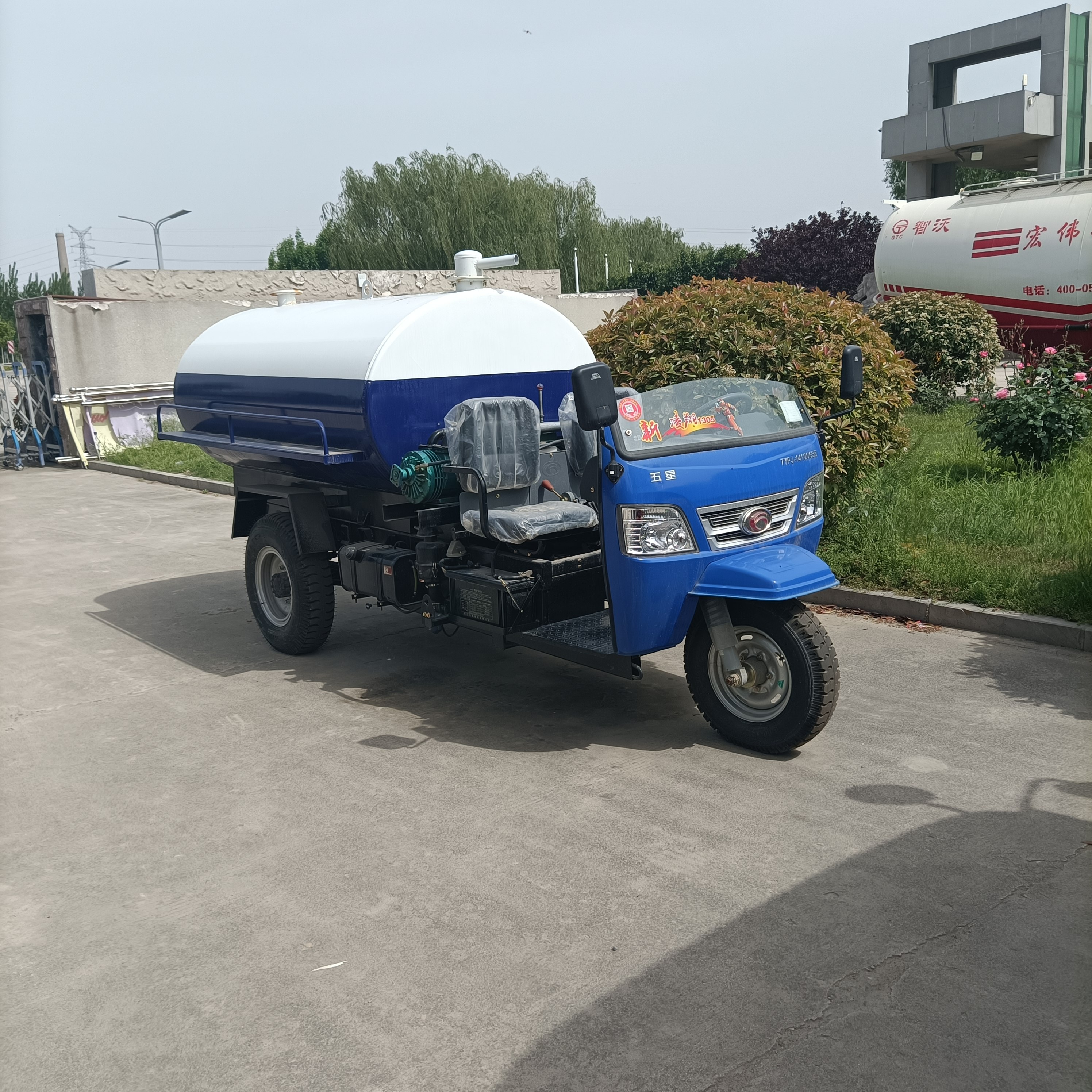 Manufacturer of thickened steel plates for Zeyu three wheeled manure truck dedicated to livestock farms