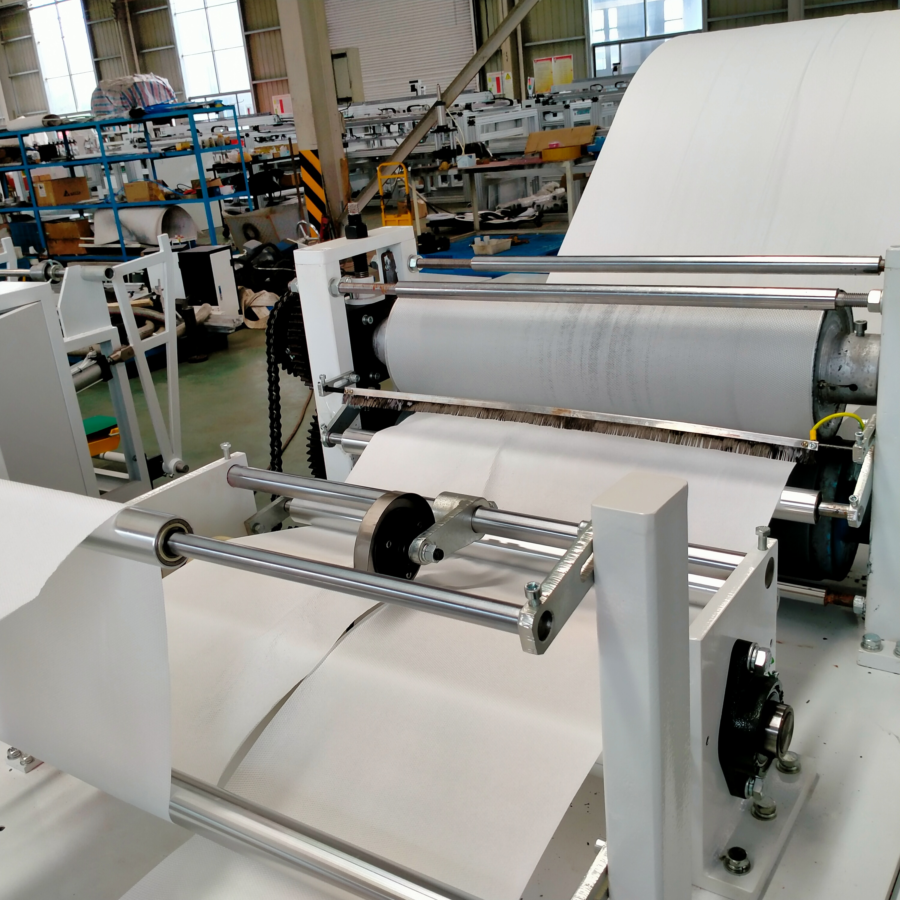 Napkin production equipment, roll paper processing machine, clearly printed patterns