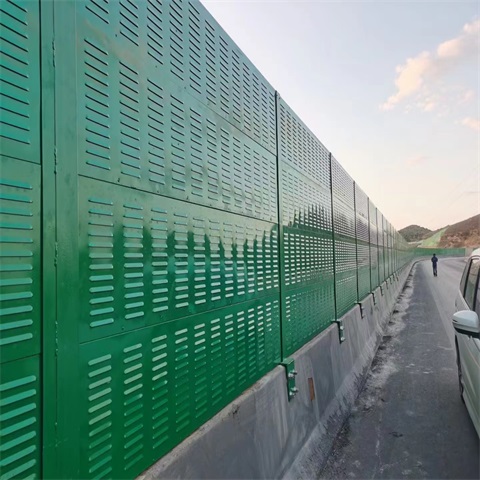 The use of bridge sound barriers for sound insulation and noise reduction on both sides of highways