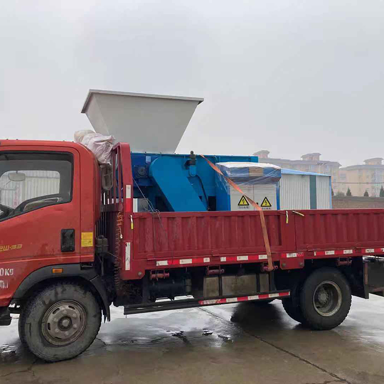 Single axis shredder shredding round wood roots and tree heads hydraulic cylinder pushing material Xinshichang Machinery