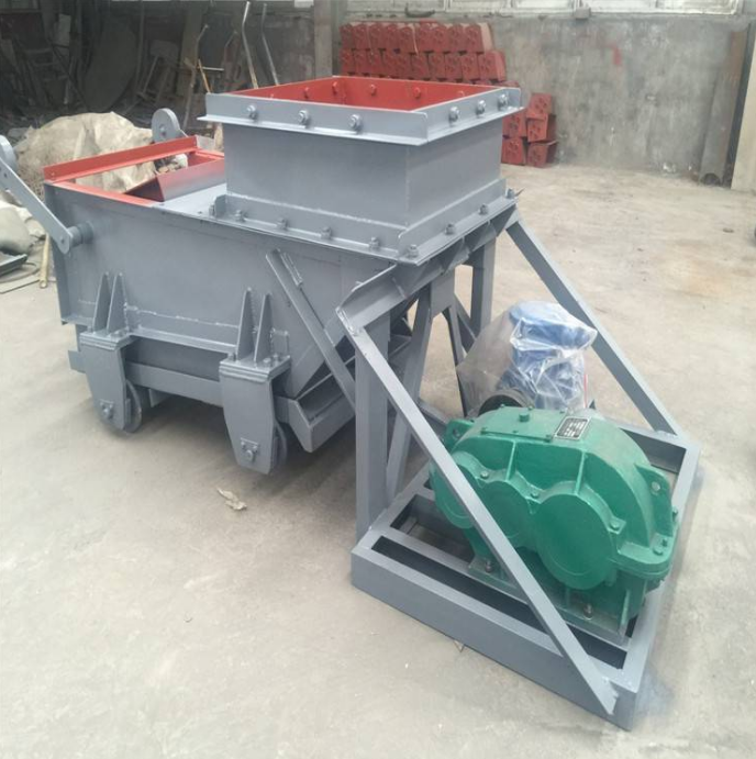 Slot feeder, reciprocating feeder, mining feeding equipment, reciprocating feeding equipment