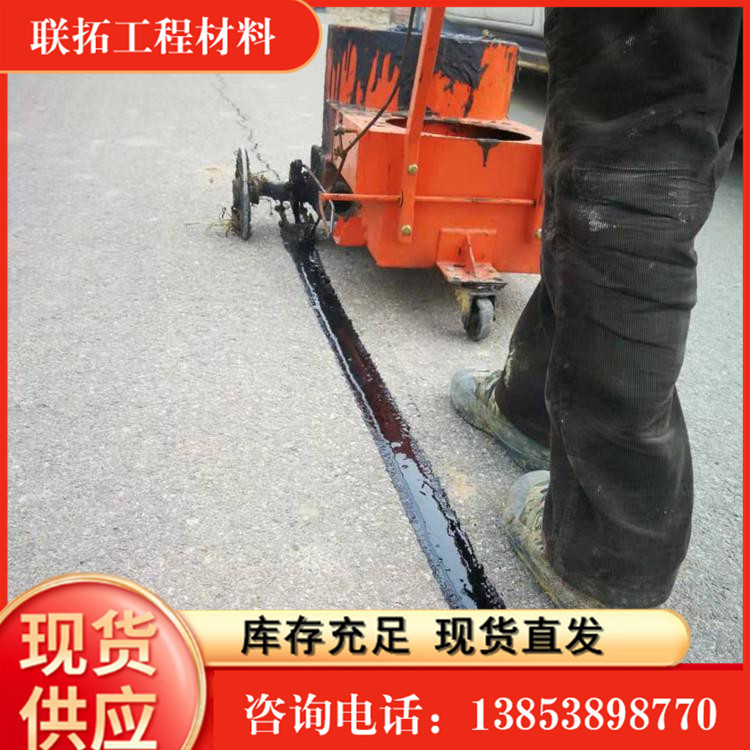 Asphalt sealant for repairing cracks in cement pavement with strong adhesion and high and low temperature resistance