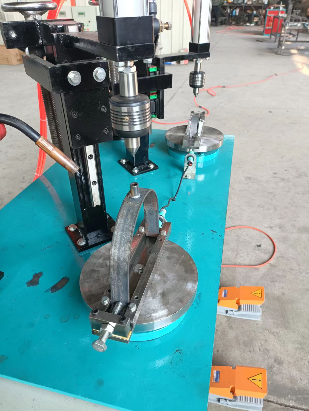 Boao welding production automatic welding machine can be customized according to product type, with comprehensive quality assurance services