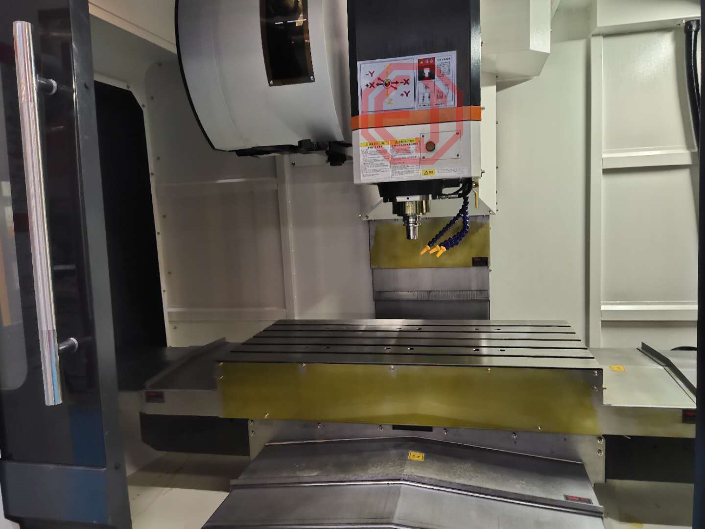 VMC855 vertical machining center manufacturer's four axis linkage for continuous improvement of two machine tools