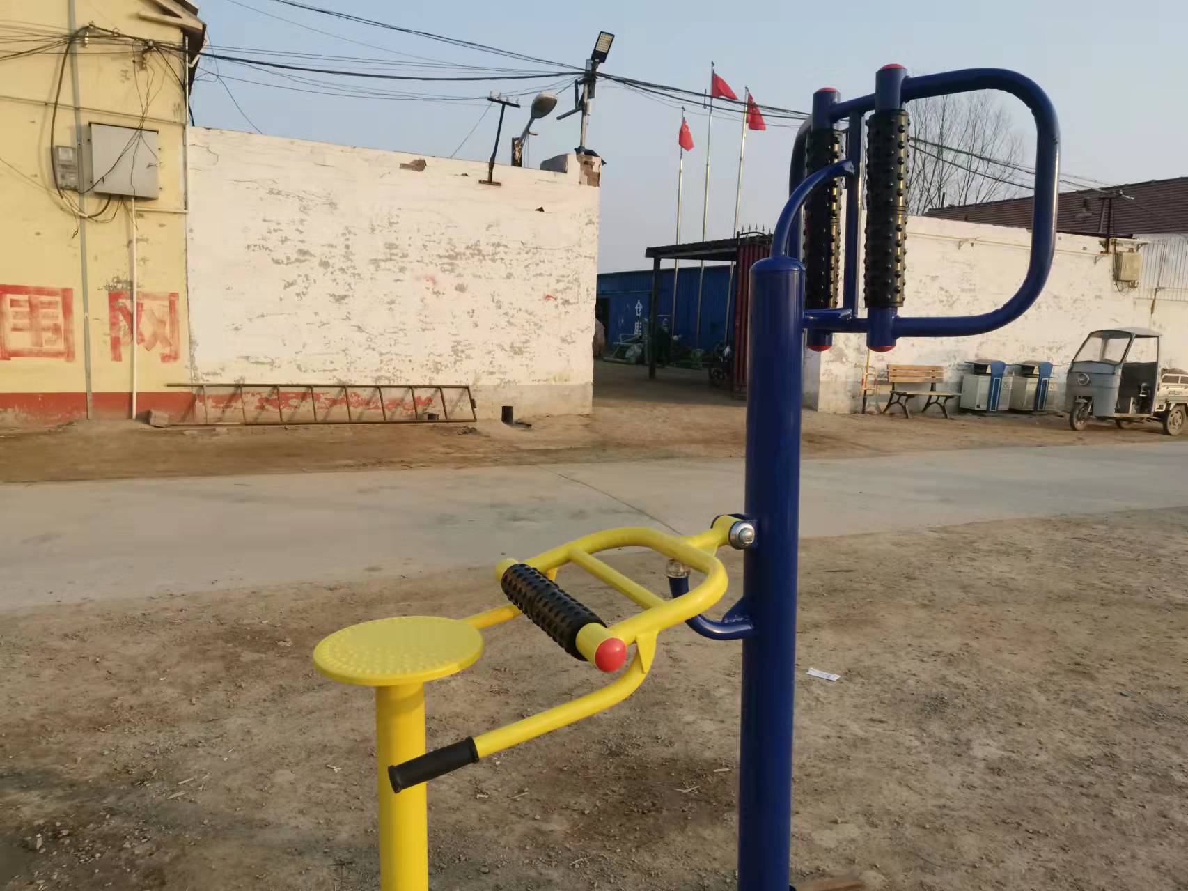 Outdoor park square path fitness equipment can be customized as a physical manufacturer with a two person swing board pendulum clock