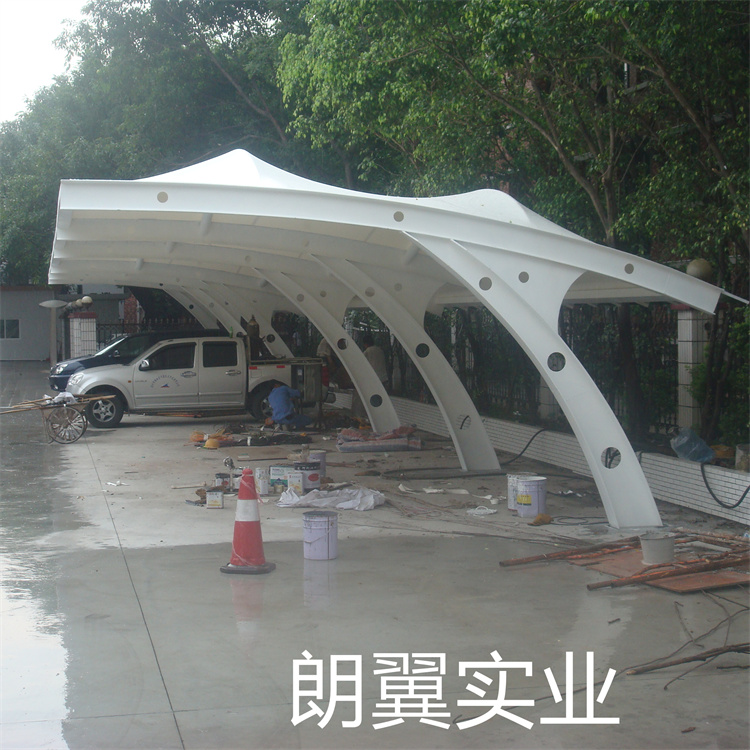 Make a car shed and find a membrane structure. Factory white PVDF membrane material, ISO9001 standard, fireproof, A2 grade, tear and tensile resistance