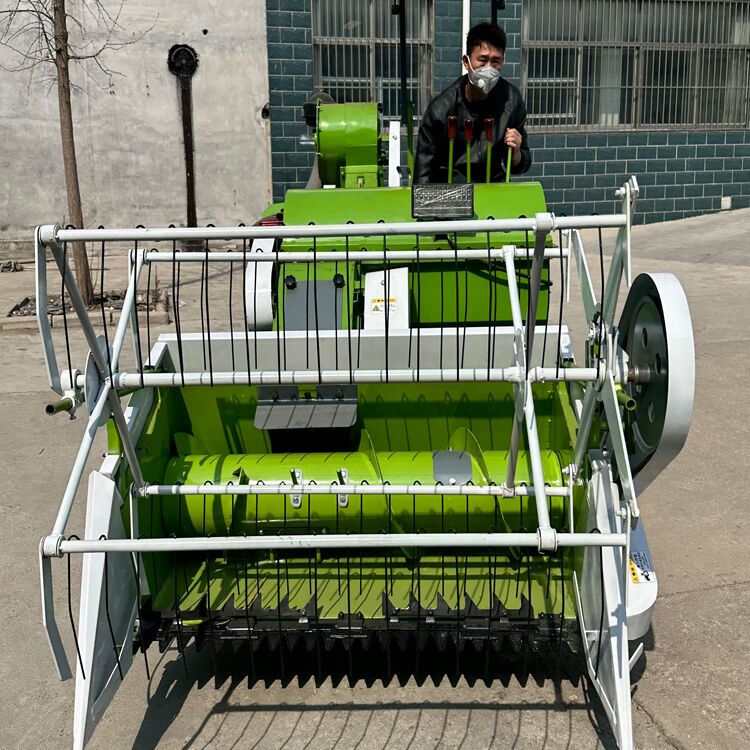 Wheat combine harvester track wheel can be used for both water and drought. 25 horsepower rice and wheat harvesting, threshing, and bagging integrated machine