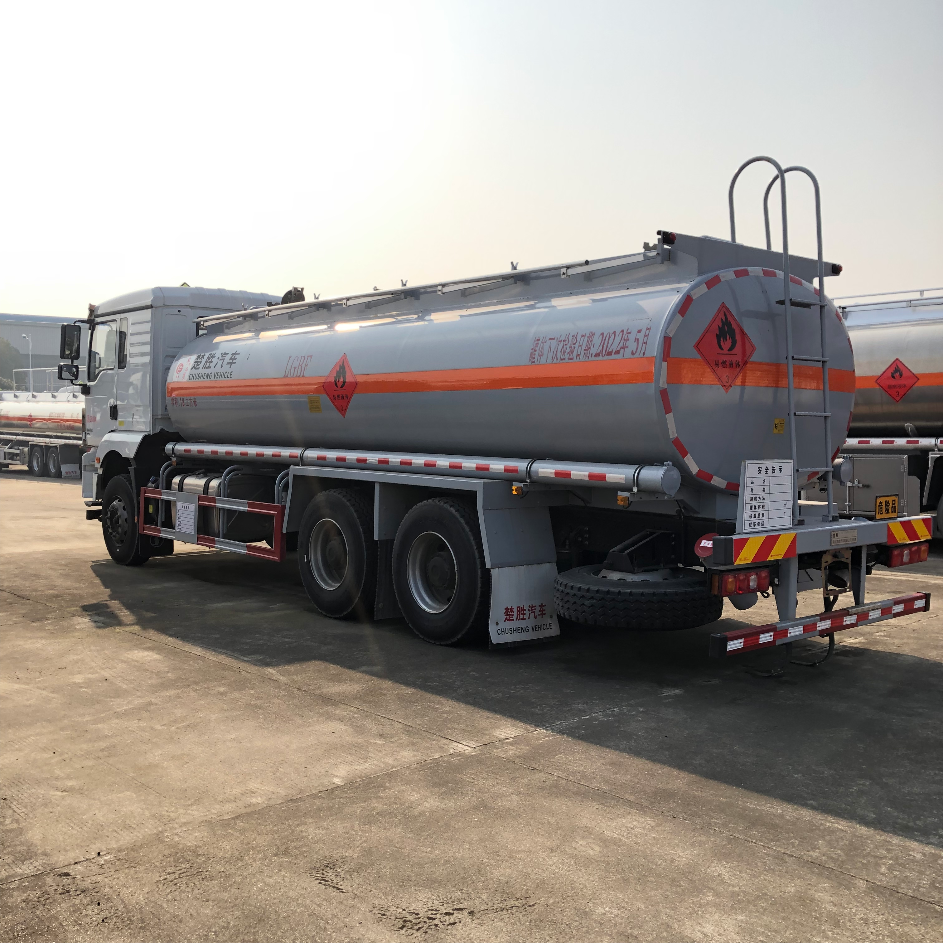 Shaanxi Auto Delongxin M3000 rear eight wheeled 21.4m3 Tank truck 6+4 rear double axle oil tank truck