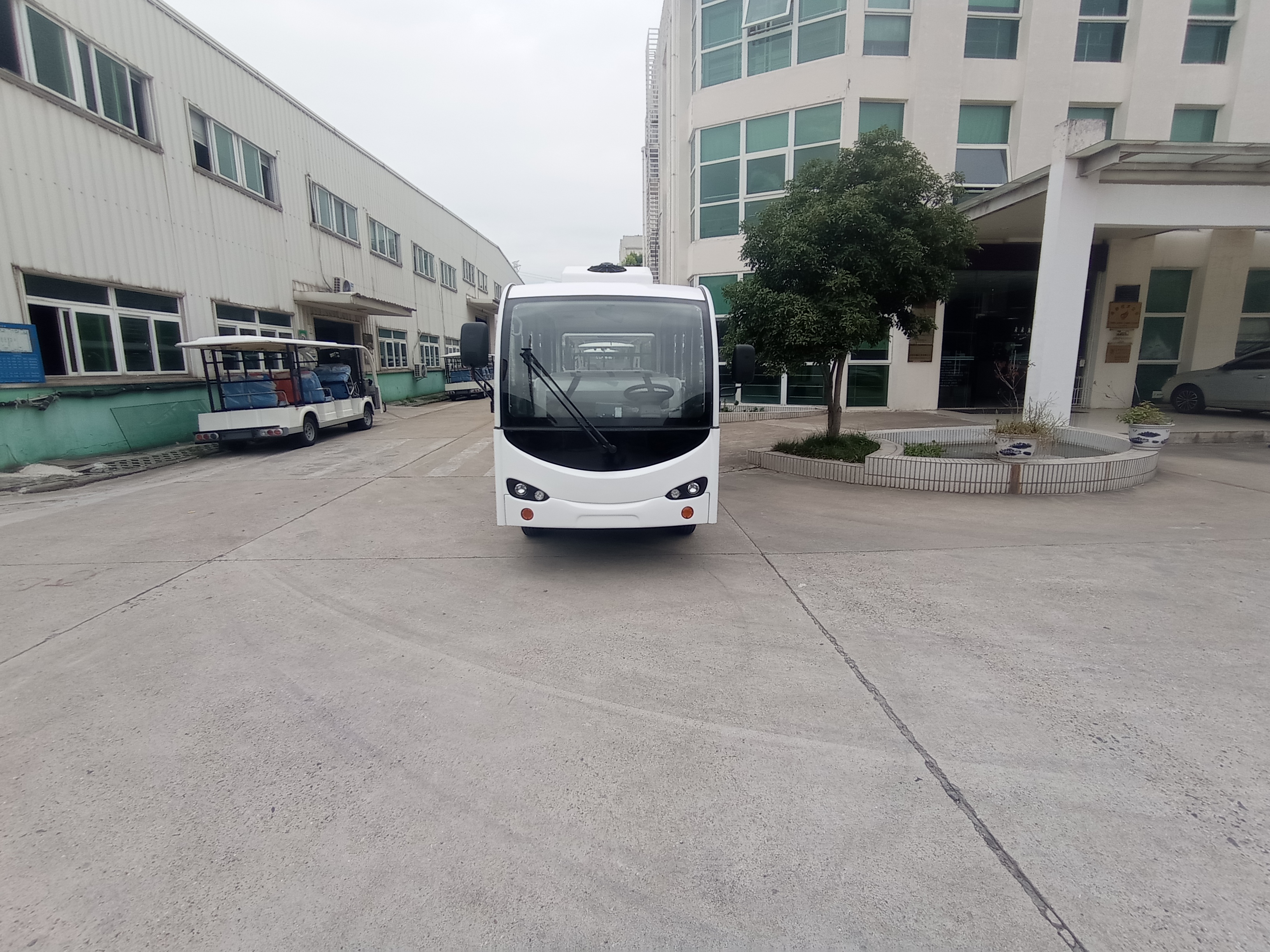 11 seat semi glass door sightseeing car Likai fully enclosed electric sightseeing car aluminum alloy doors and windows battery Tour bus service