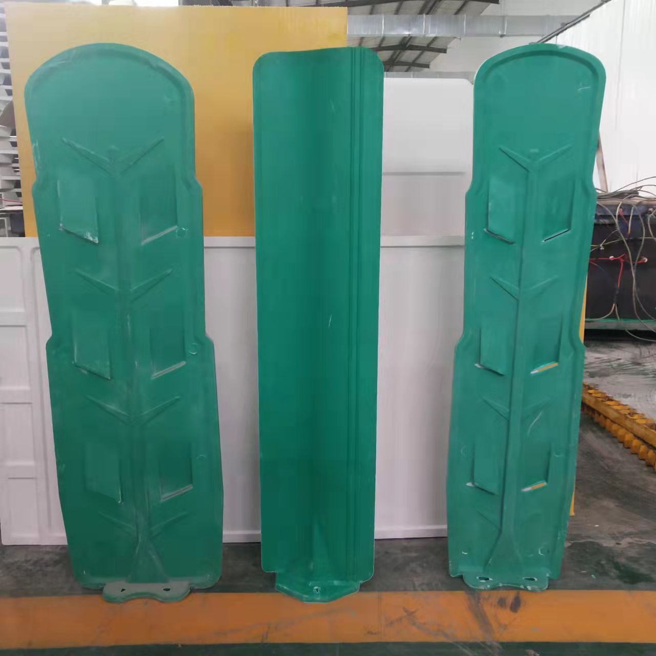 Fiberglass anti glare board, S-shaped leaf shaped anti-collision board for the middle of Jiahang Expressway, customizable for municipal engineering