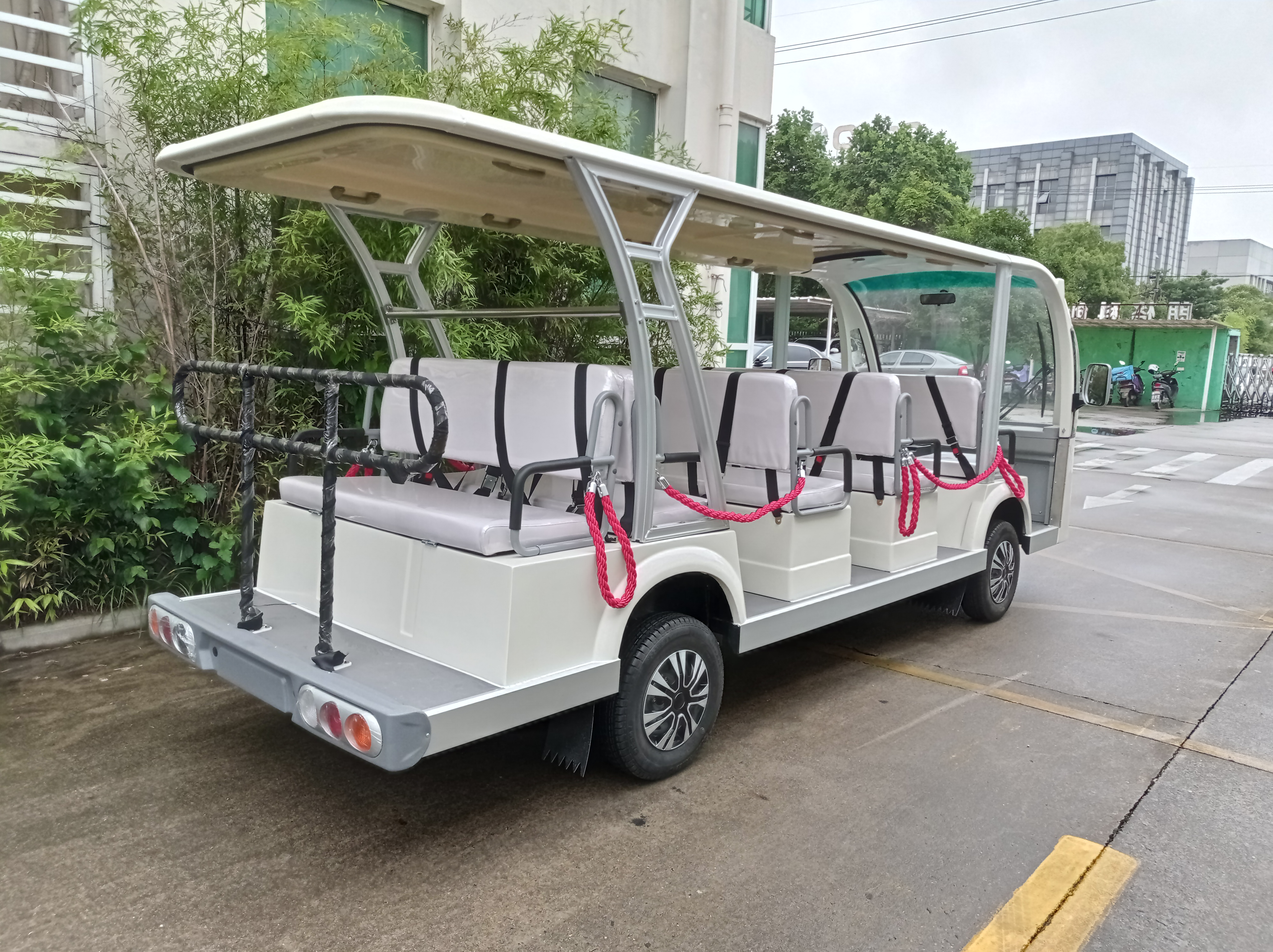 New 14 seat sightseeing car without door Four wheel battery sightseeing car Open type electric Tour bus service