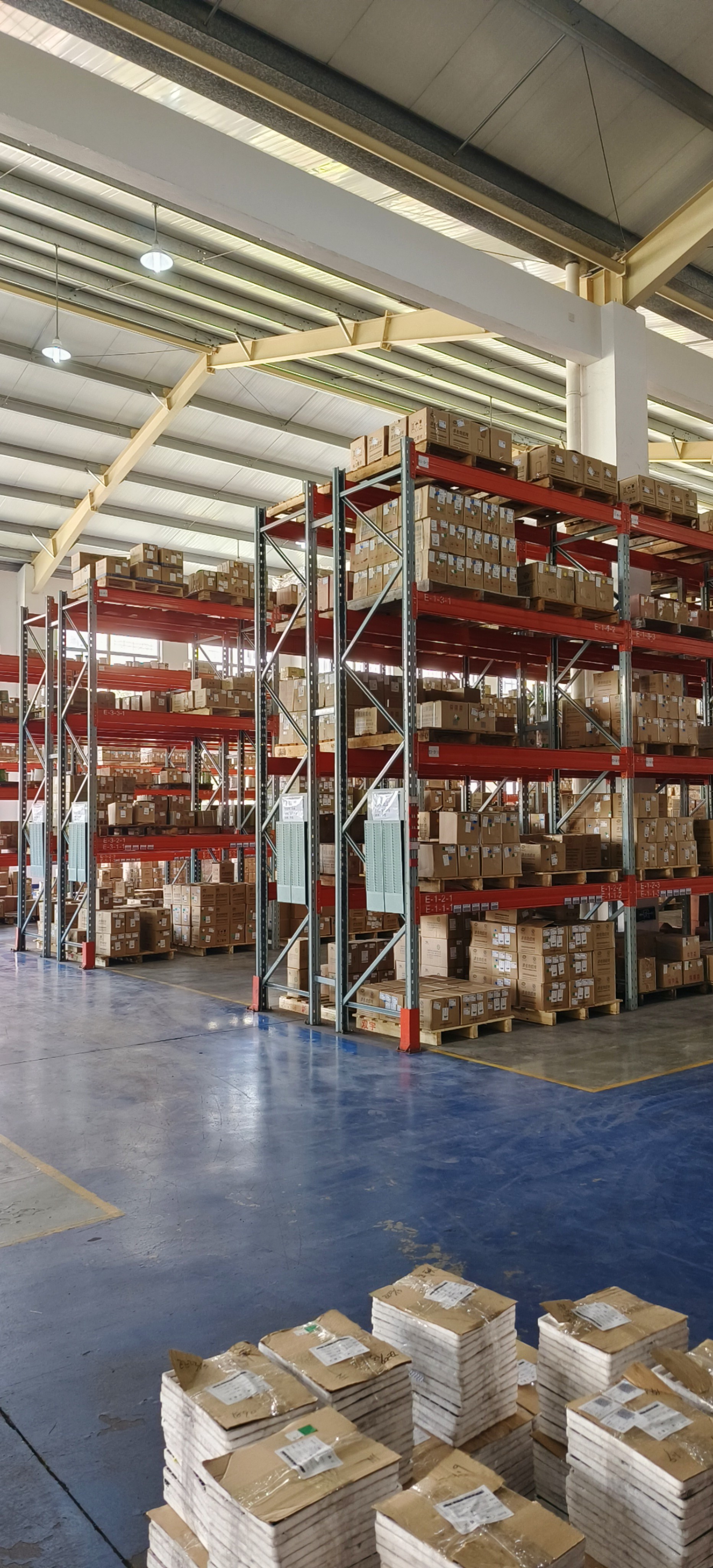 The warehouse shelves and cargo storage racks are made of good materials and can carry most of the specifications that can be customized
