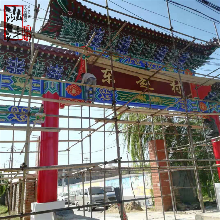 The cement archway at the entrance of Hongfeng Village was painted in Ming and Qing Dynasties. The three gates of the ancient memorial archway are beautiful