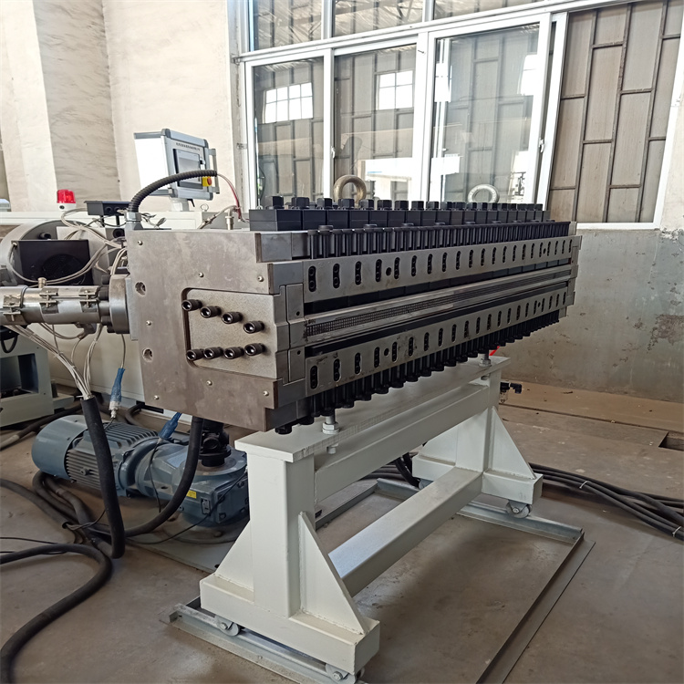 PVC profile extrusion equipment Wood-plastic floor decorative wall panel buckle production line equipment