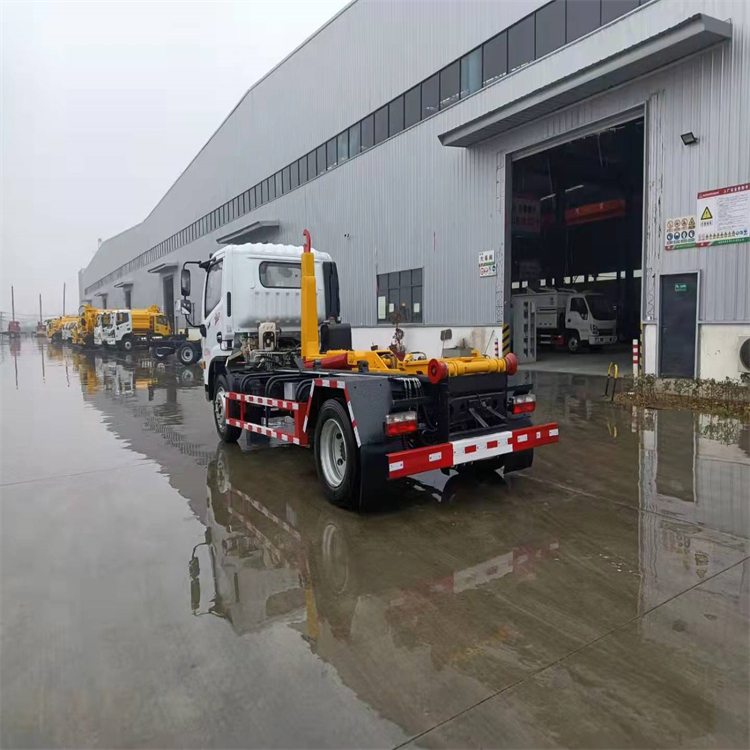 Dolika 3308 wheelbase garbage truck equipped with hook arm self dumping and other multi-purpose vehicles are sufficient and can be mortgaged