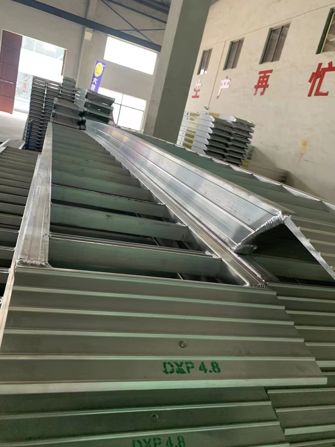 Elephant manufacturer aluminum alloy ladder loading Longgong forklift ladder shipment in Northwest China