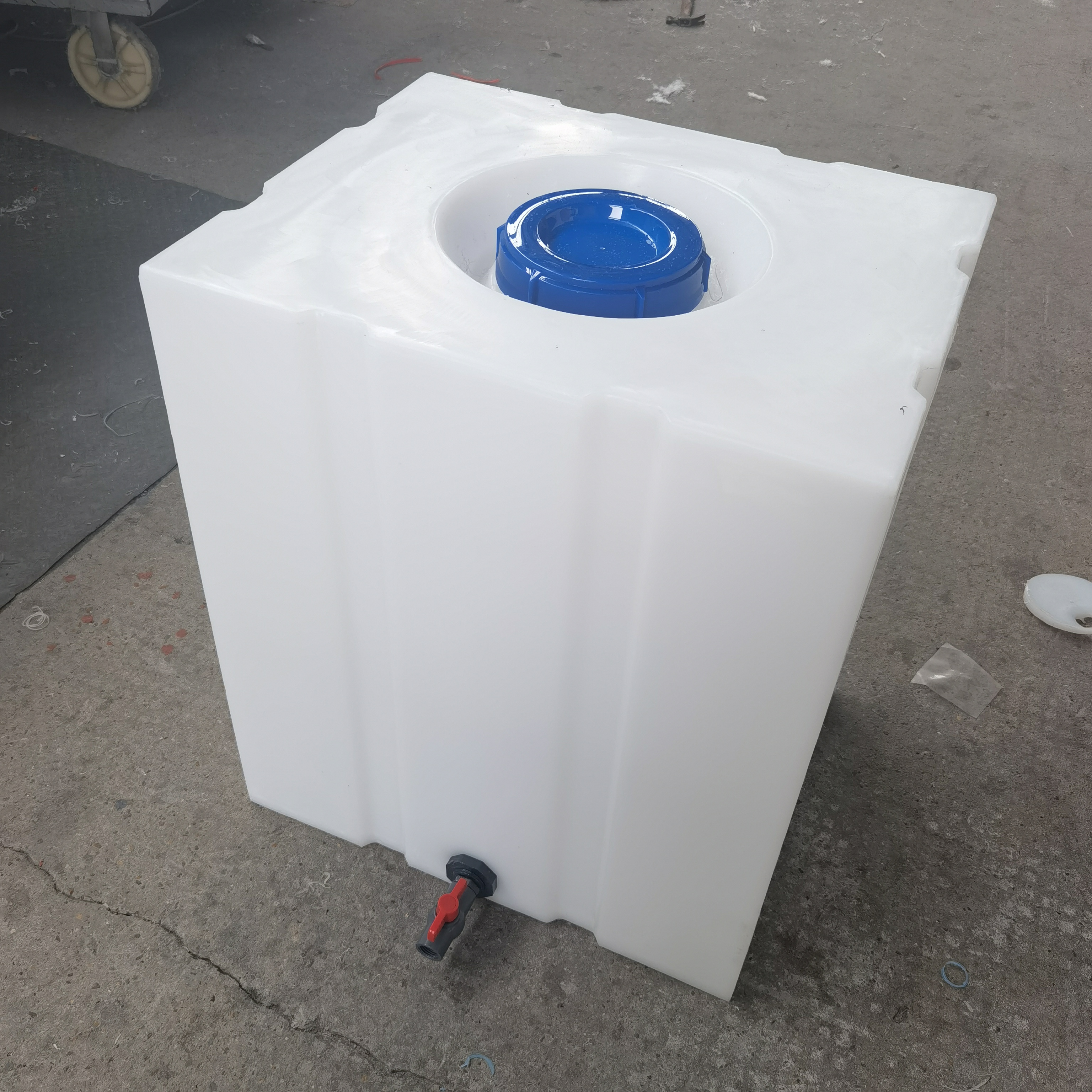 Square chemical equipment water tank, acid and alkali resistant vertical narrow 60 liter anti-corrosion thickened PE industrial water storage bucket