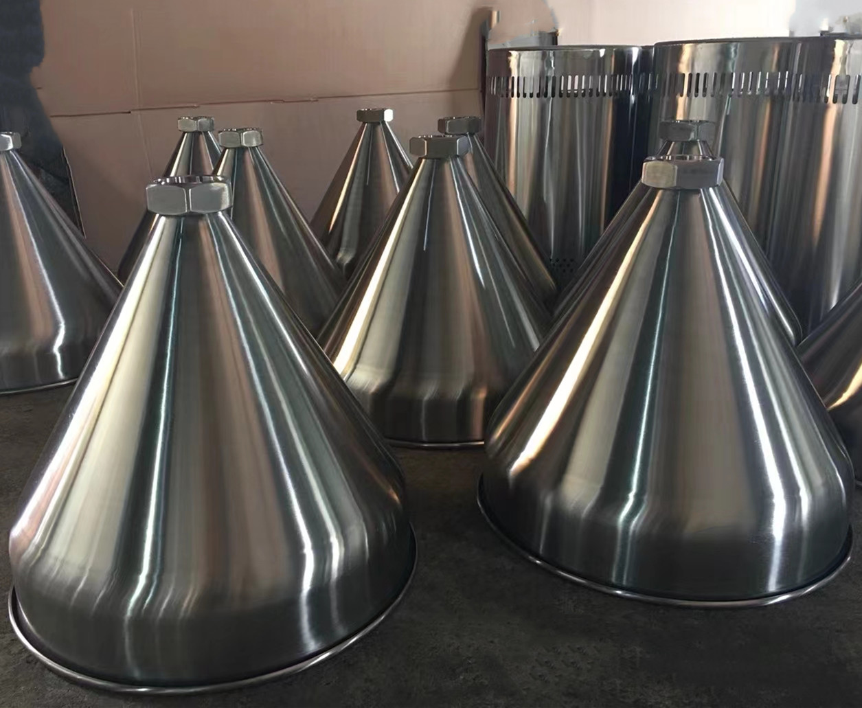 Juyu customized stainless steel hopper heating and insulation inclined hopper can be provided with pictures and samples to customize the manufacturer's first-hand supply