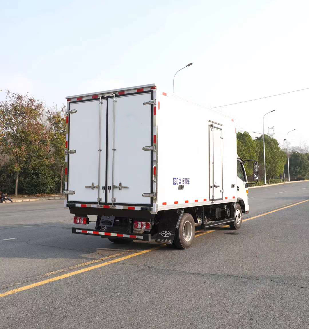 4m ² refrigerated truck Jianghuai Blue brand fruit and vegetable preservation truck Meat hook cold chain transport truck