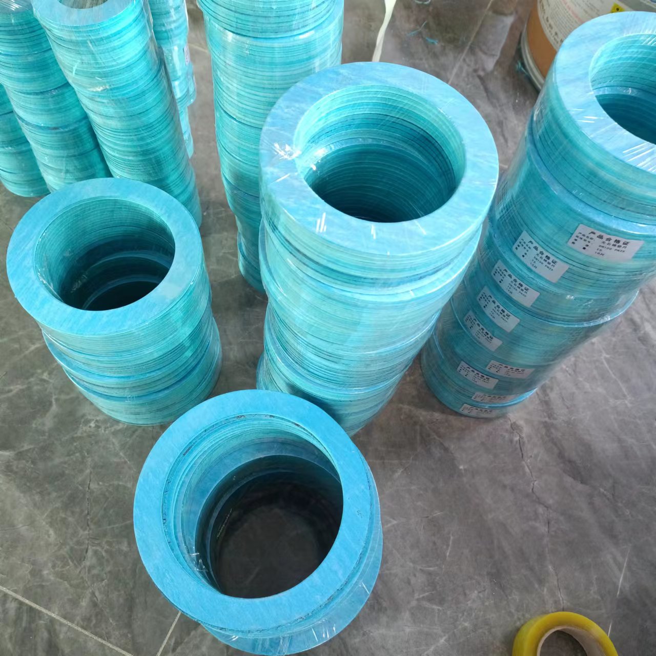 Shengzhang processes and customizes high, medium, and low pressure asbestos gaskets according to the drawings. Oil resistant rubber PTFE sealing gaskets