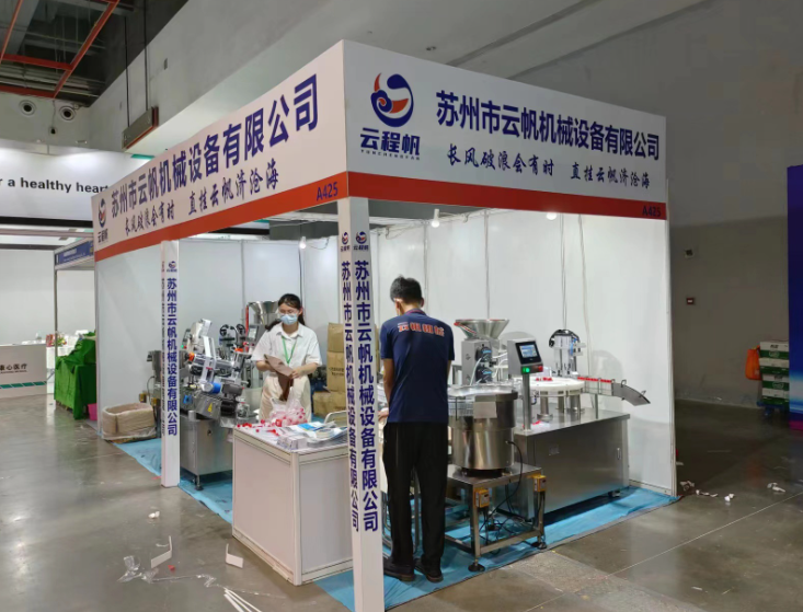 Quantitative full-automatic high-speed bottling spray canning machine Sodium hypochlorite filling machine Hypochlorous acid canning production line